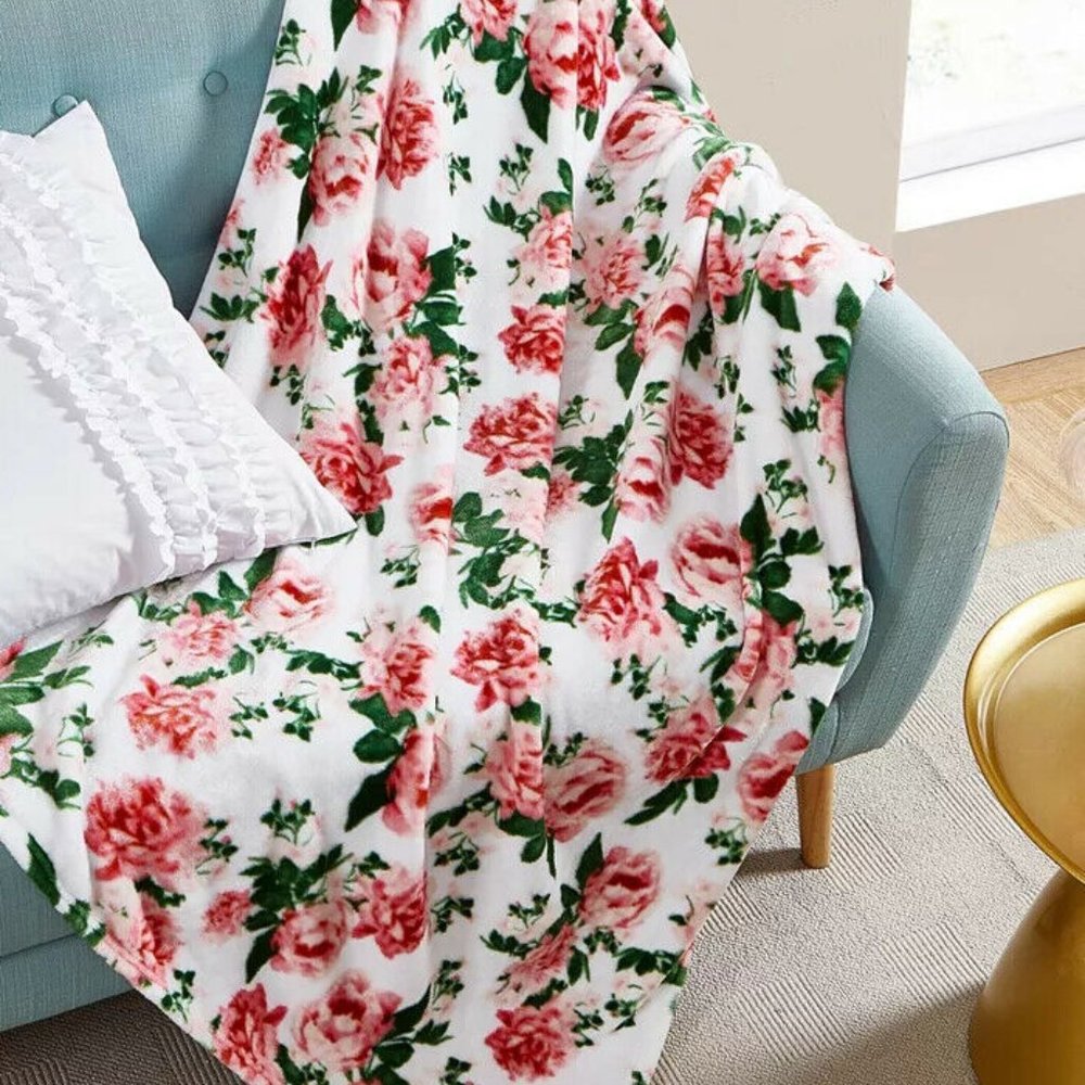 Betsey Johnson Blooming Roses Ultra Soft Plush Throw Size 50" X 70" NWT